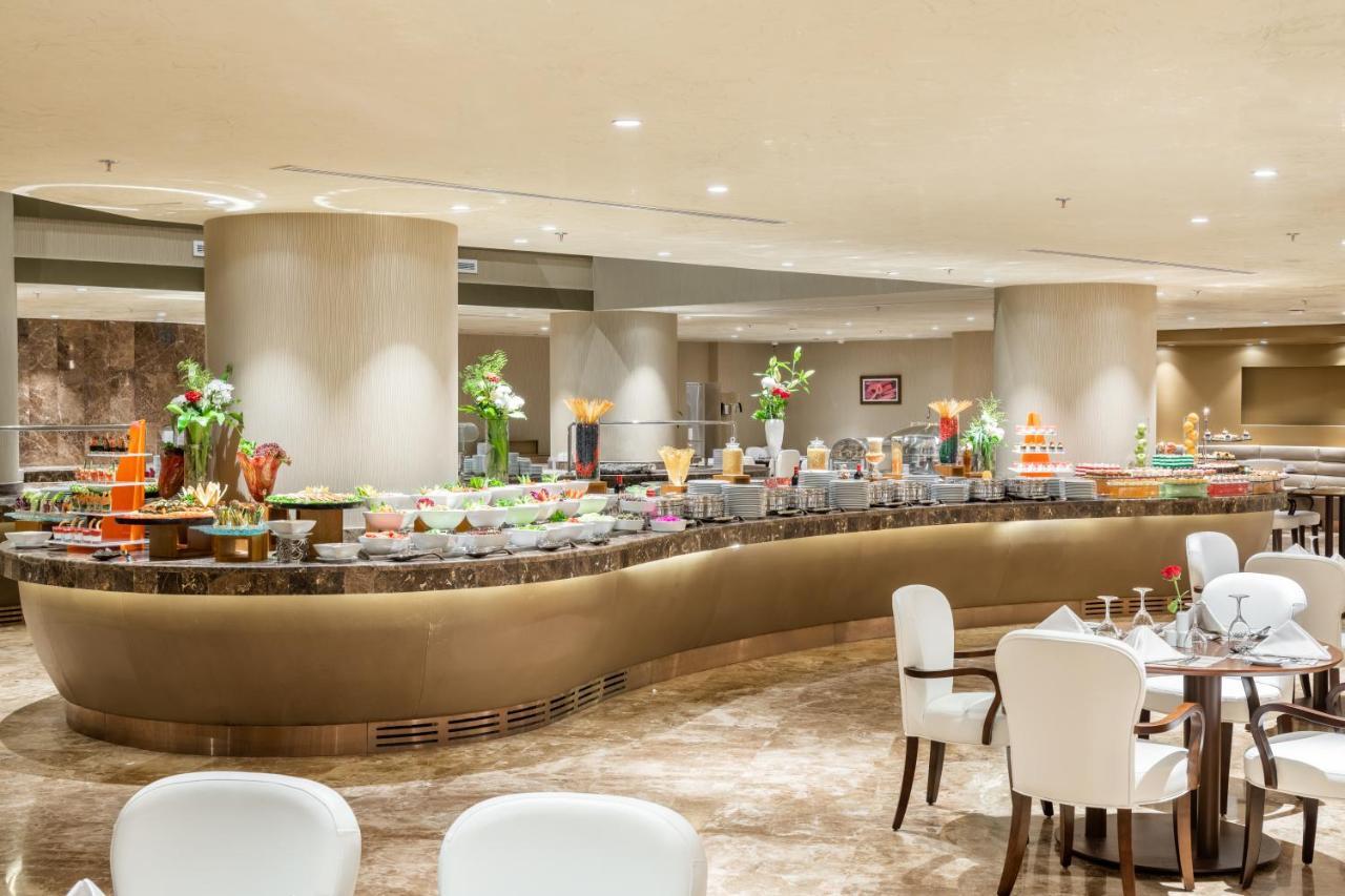 Millennium Makkah Al Naseem Mekka Kültér fotó A buffet at a luxury hotel