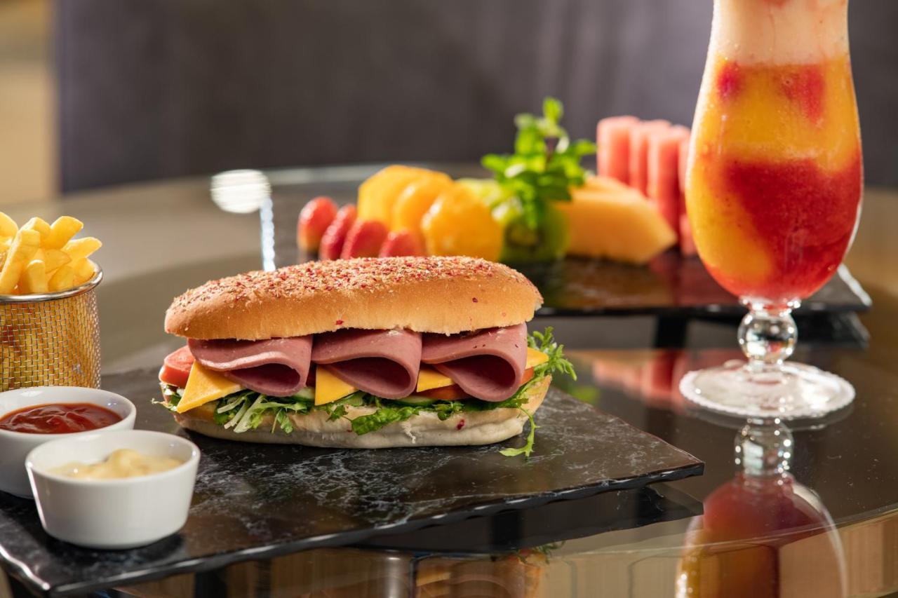 Millennium Makkah Al Naseem Mekka Kültér fotó A sandwich with ham and cheese