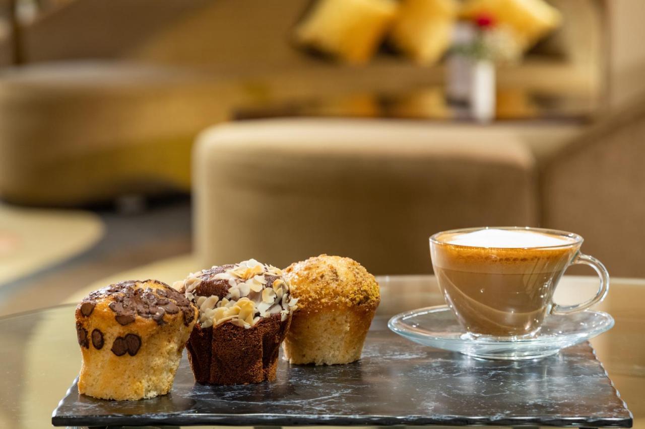 Millennium Makkah Al Naseem Mekka Kültér fotó Coffee and three different types of muffins