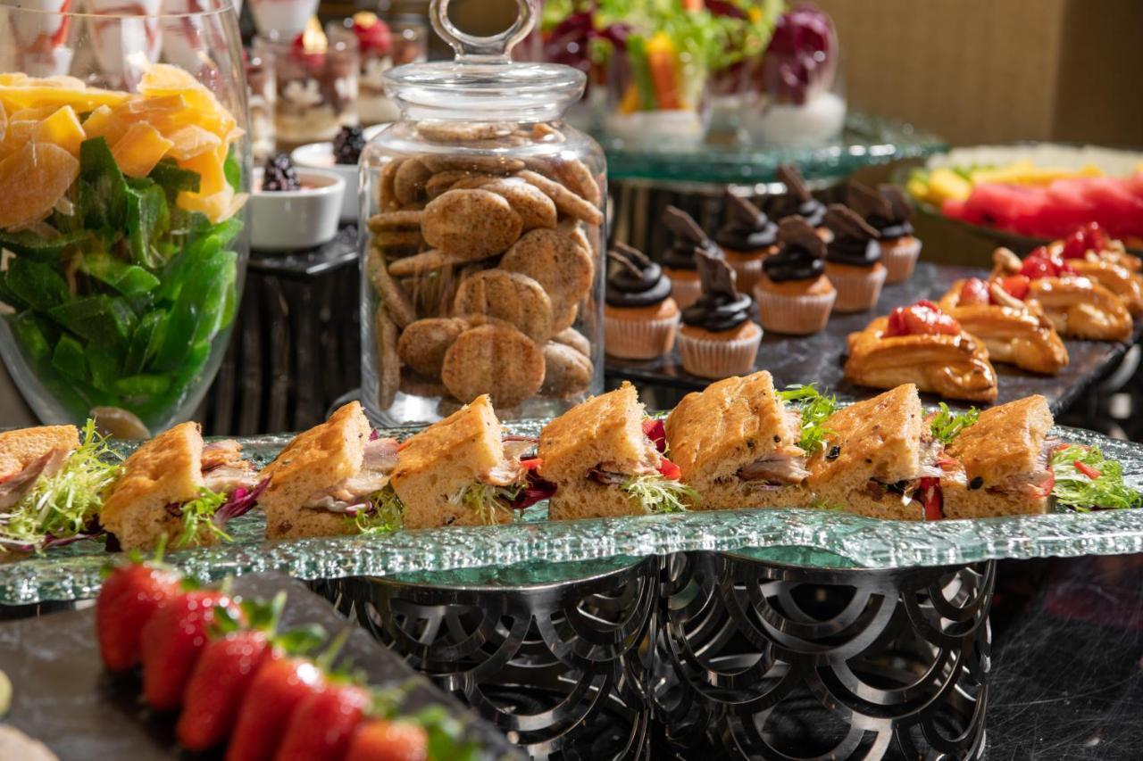 Millennium Makkah Al Naseem Mekka Kültér fotó A buffet at a luxury hotel